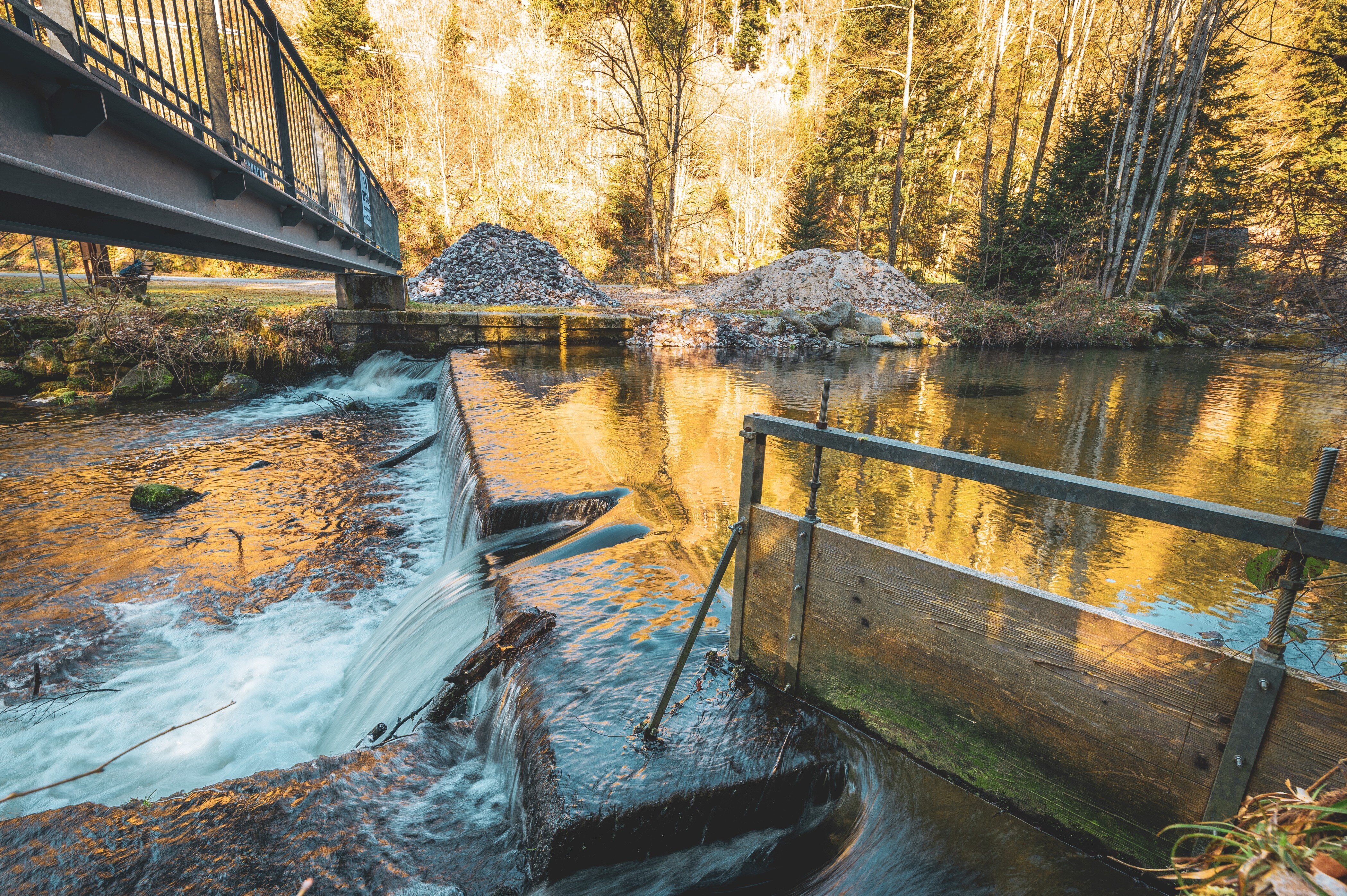 EINSCHNITTE AN DER STAUMAUER