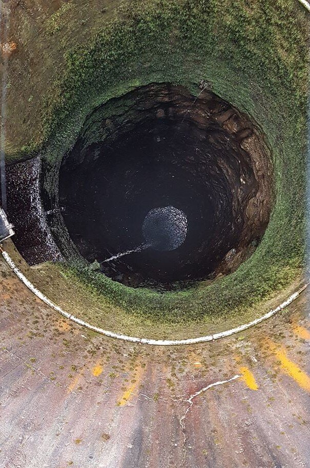 BLICK IN DEN FALTSCHACHT BEI LEEREM EGGBERGBECKEN